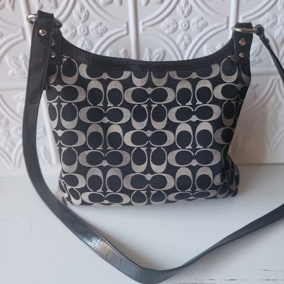 Coach Authentic Signature Black & Tan Handbag - Picture 4 of 9